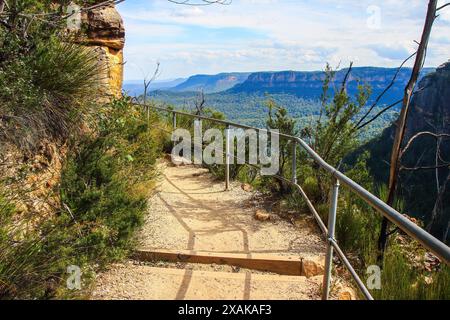 Prince Henry Cliff marchez de Katoomba à la formation rocheuse Three Sisters dans le parc national des Blue Mountains, Nouvelle-Galles du Sud, Australie Banque D'Images