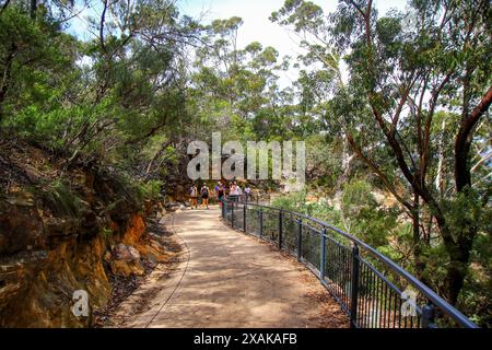 Prince Henry Cliff marchez de Katoomba à la formation rocheuse Three Sisters dans le parc national des Blue Mountains, Nouvelle-Galles du Sud, Australie Banque D'Images