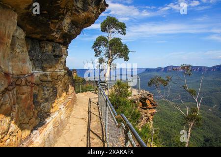 Prince Henry Cliff marchez de Katoomba à la formation rocheuse Three Sisters dans le parc national des Blue Mountains, Nouvelle-Galles du Sud, Australie Banque D'Images