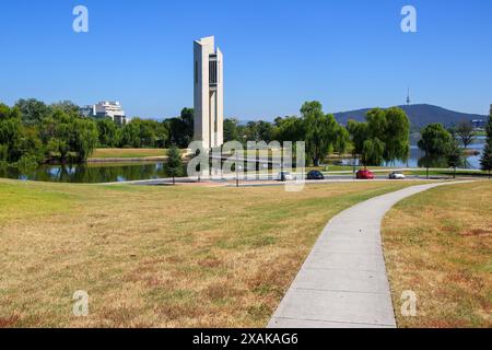 Carillon national d'Australie sur l'île de la Reine Elizabeth II sur les rives du lac Burley Griffin à Canberra, territoire de la capitale australienne Banque D'Images