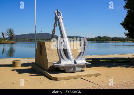 Monument d'ancrage du HMAS Canberra sur les rives du lac Burley Griffin à Canberra, territoire de la capitale australienne Banque D'Images