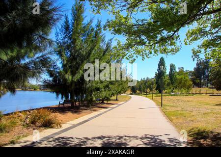 Promenade au bord du lac sur les rives du lac Burley Griffin à Canberra, territoire de la capitale australienne Banque D'Images