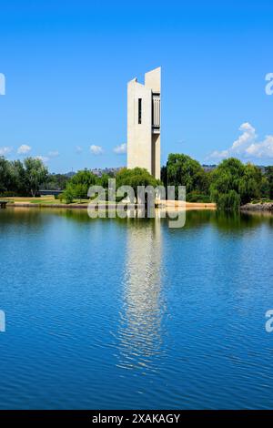 Carillon national d'Australie sur l'île de la Reine Elizabeth II sur les rives du lac Burley Griffin à Canberra, territoire de la capitale australienne Banque D'Images