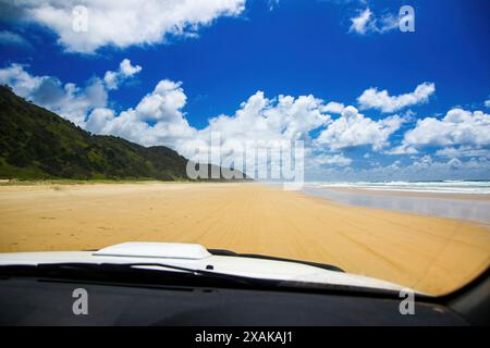 Vue à la première personne d'un conducteur voyageant à bord d'un 4x4 sur la route sablonneuse de la plage de 75 miles sur la côte est de Fraser Island, Queensland Banque D'Images