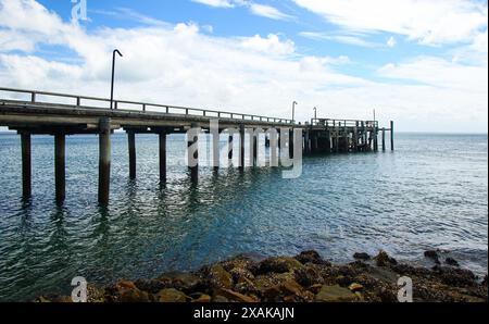 Jetée en bois de Kingfisher Bay sur la côte ouest de Fraser Island (K'gari), où le ferry de Rivers Head se rend au Queensland continental, au Banque D'Images