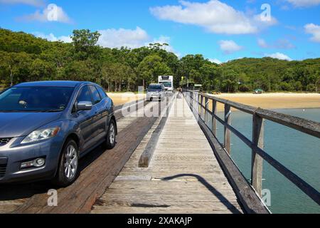 Voitures en attente pour embarquer sur le ferry Kingfisher Bay sur la jetée en bois de Kingfisher Bay sur la côte ouest de Fraser Island (K'gari), Queensland, Aust Banque D'Images