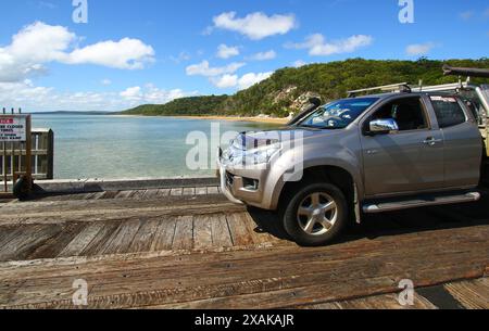 Voitures en attente pour embarquer sur le ferry Kingfisher Bay sur la jetée en bois de Kingfisher Bay sur la côte ouest de Fraser Island (K'gari), Queensland, Aust Banque D'Images