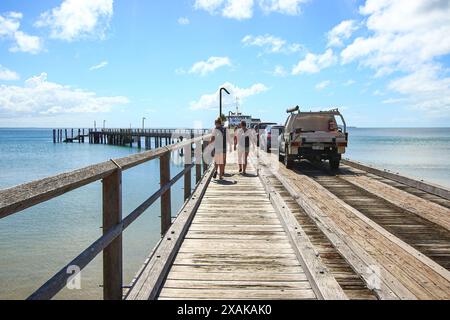 Voitures en attente pour embarquer sur le ferry Kingfisher Bay sur la jetée en bois de Kingfisher Bay sur la côte ouest de Fraser Island (K'gari), Queensland, Aust Banque D'Images