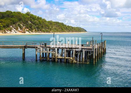 Jetée en bois de Kingfisher Bay sur la côte ouest de Fraser Island (K'gari), où le ferry de Rivers Head se rend au Queensland continental, au Banque D'Images