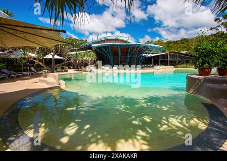 Piscine extérieure du Kingfisher Bay Resort sur la côte ouest (continentale) de Fraser Island dans le Queensland, Australie Banque D'Images