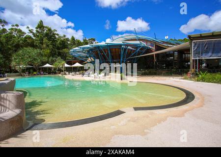 Piscine extérieure du Kingfisher Bay Resort sur la côte ouest (continentale) de Fraser Island dans le Queensland, Australie Banque D'Images