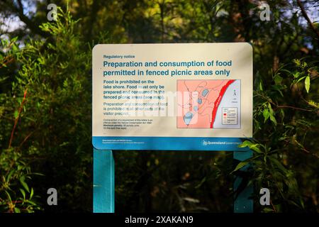 Panneau d'avertissement interdisant la nourriture au lac McKenzie (Boorangoora) en raison des dingos errant autour de l'île Fraser (K'gari) dans le Queensland, en Australie Banque D'Images