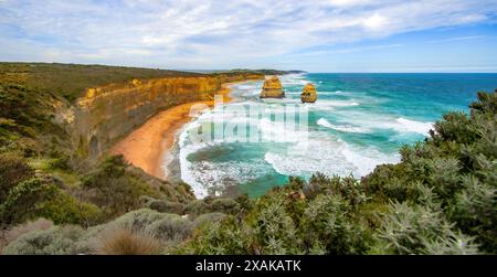 Empilement de calcaire au large sur Gibson Beach vu du Castle Rock dans le parc national marin des douze Apôtres le long de la Great Ocean Road à Victor Banque D'Images