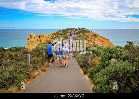 Foule de touristes marchant sur une crête au sommet de Castle Rock aux douze Apôtres, une collection de piles de calcaire dans la mer de Tasman au large de la côte de Banque D'Images