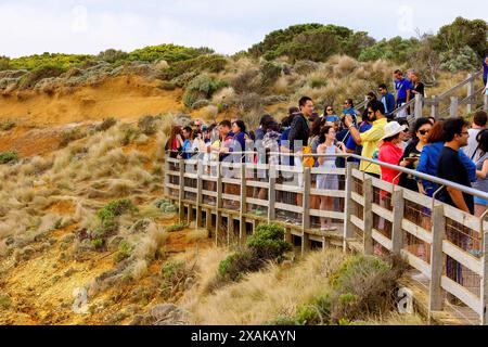 Foule de touristes prenant des photos de la vue au Twelve Apostles Viewpoint - Boardwalk au sommet d'une falaise surplombant la mer de Tasman au large de la co Banque D'Images