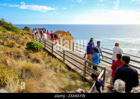 Promenade surplombant la mer de Tasman sur le sentier Twelve Apostles, offrant une vue sur une collection de piles de calcaire dans le Port Campbell National Banque D'Images
