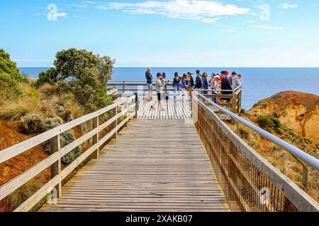 Promenade surplombant la mer de Tasman sur le sentier Twelve Apostles, offrant une vue sur une collection de piles de calcaire dans le Port Campbell National Banque D'Images