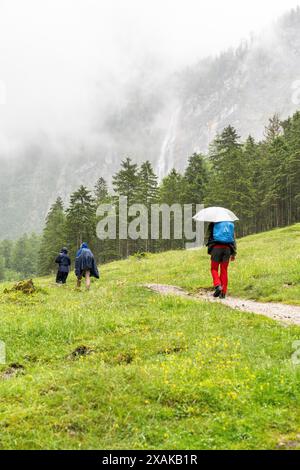 Europe, Allemagne, Bavière, Alpes bavaroises, Berchtesgaden, randonneurs sur le chemin des chutes de Röthbach Banque D'Images