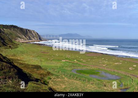 Gorrondatxe ou plage Azkorri à Getxo. Pays Basque. Espagne. Au centre, un étang d'eau pour la reproduction des amphibiens Banque D'Images