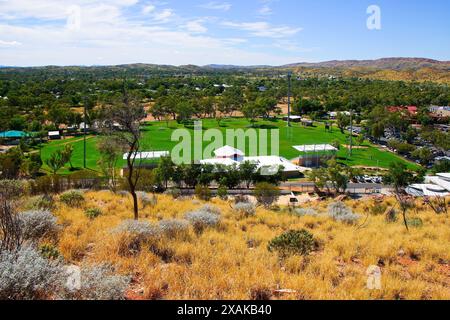 Vue aérienne du stade de football Anzac Oval à Alice Springs, territoire du Nord, Australie centrale - terrain de sport en herbe verte dans une zone désertique aride Banque D'Images