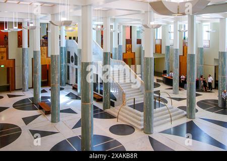 Entrée principale du Parlement australien, décorée de colonnes de marbre vert et d'un escalier en marbre blanc à Canberra, capitale australienne Banque D'Images