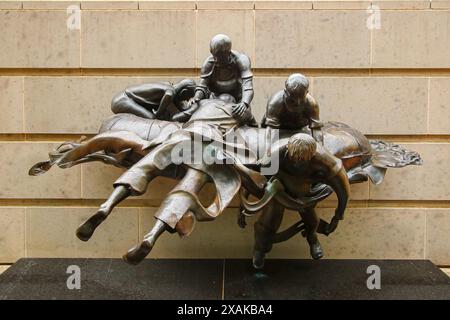 Statue des survivants de Dennis Adams dans le jardin de sculptures du Mémorial australien de la guerre à Canberra, territoire de la capitale australienne, commémorant le Banque D'Images