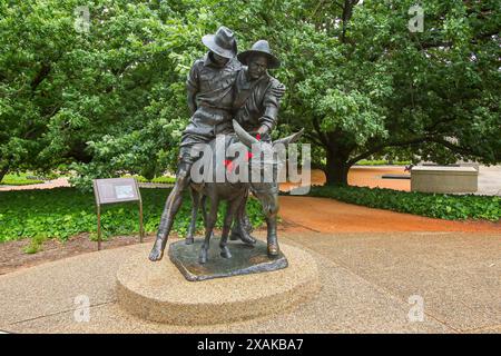 Simpson et sa statue d'âne dans le jardin de sculptures de l'Australian War Memorial à Campbell près de Canberra, territoire de la capitale australienne Banque D'Images