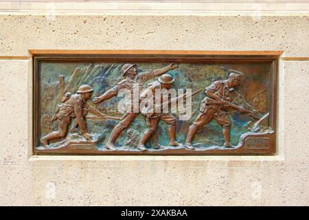 Bas relief représentant l'infanterie australienne au mémorial de guerre australien à Campbell près de Canberra, territoire de la capitale australienne Banque D'Images