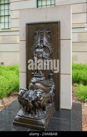 Statue d'une allégorie ailée sur un char tiré par des lions dans le jardin de sculptures de l'Australian War Memorial à Campbell près de Canberra, en Australie Banque D'Images