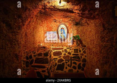 Église catholique souterraine de Saint Pierre et Saint Paul à Coober Pedy, Australie du Sud - lieu religieux creusé dans le grès dans la capitale de l'opale Banque D'Images