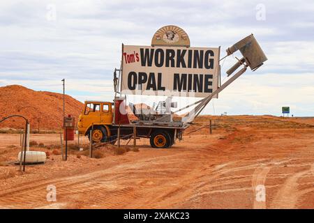 Camion soufflant tenant le panneau d'entrée de la mine d'Opale de Tom sur Stuart Highway à Coober Pedy, Australie méridionale Banque D'Images