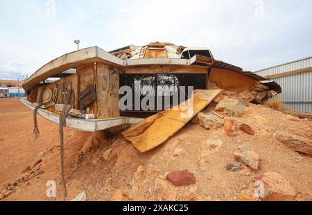 Ancien accessoire de film du film 'Pitch Black' abandonné dans le désert de Coober Pedy (Australie méridionale) - ensemble de vaisseau spatial utilisé lors du tournage d'un houx Banque D'Images