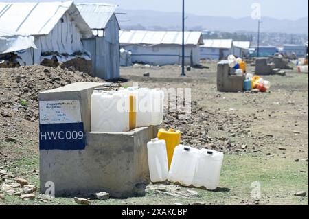 ETHIOPIE, Tigray, Mekelle, conséquences de la guerre du Tigré 2020-2022, camp de déplacés internes Sebacare 4 pour les personnes déplacées internes et les réfugiés de guerre, approvisionnement en eau / ÄTHIOPIEN, Tigray, Mekelle, camp de déplacés internes Sebacare 4 site am Stadtrand für Vertriebene des Tigray Krieges 2020-2022 Banque D'Images