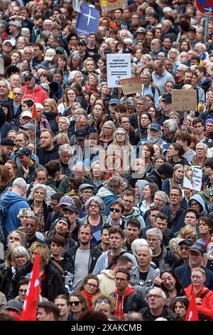 Hambourg, Allemagne. 07 juin 2024. De nombreuses personnes participent à un grand rassemblement contre l’extrême droite et pour la démocratie. Deux jours avant les élections européennes et de district, une large alliance donne l'exemple à la démocratie sous le slogan "arrêtez l'extrémisme de droite - défendez la démocratie - allez voter!". Crédit : Markus Scholz/dpa/Alamy Live News Banque D'Images