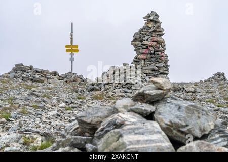 Europe, Autriche, Verwall, Tyrol, Paznaun, Galtür, panneaux et cairns sur le Schafbichljoch Banque D'Images