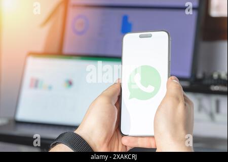 New York, États-Unis - 6 juin 2024 : service WhatsApp sur l'écran de smartphone dans les mains vue rapprochée sur fond de technologie Banque D'Images