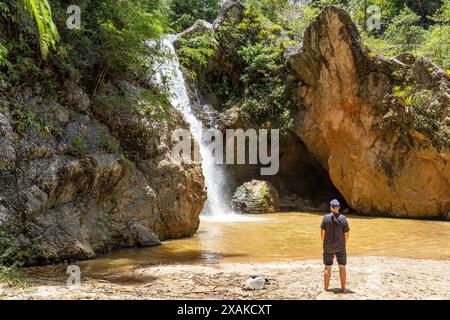 Amérique du Nord, Caraïbes, Île Hispaniola, République dominicaine, Province la Vega, Jarabacoa, touriste debout devant la cascade Salto Baiguate Banque D'Images