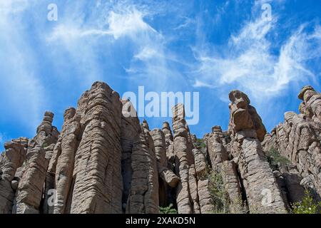 Vue vers le ciel sur les imposantes formations de pinacle de rhyolite dans le monument national de Chiricahua Banque D'Images