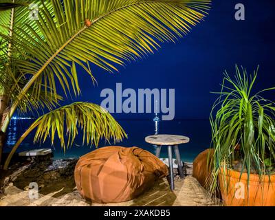 Amérique du Nord, Caraïbes, Grande Antilles, Île d'Hispaniola, République dominicaine, péninsule de Samana, Las Terrenas, ambiance nocturne dans un restaurant sur la plage Banque D'Images