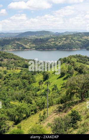 Amérique du Nord, Caraïbes, Grande Antilles, Île d'Hispaniola, République dominicaine, province de Santiago, Baitoa, vue sur le réservoir de Presa de Taveras Banque D'Images