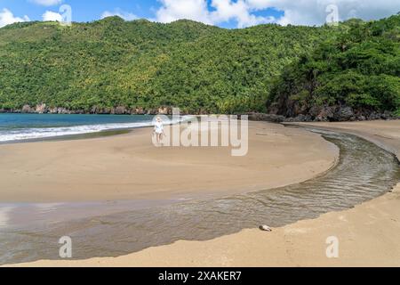 Amérique du Nord, Caraïbes, Grande Antilles, île d'Hispaniola, République dominicaine, péninsule Samana, El Valle, femme se promenant sur la plage Playa El Valle Banque D'Images