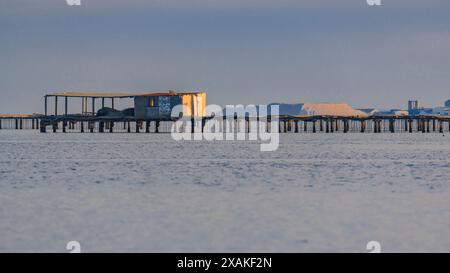 Fermes de moules dans le delta de l'Èbre dans la baie d'Alfacs lors d'un coucher de soleil d'hiver (Montsià, Tarragone, Catalogne, Espagne) ESP : Mejilloneras del Delta del Ebro Banque D'Images