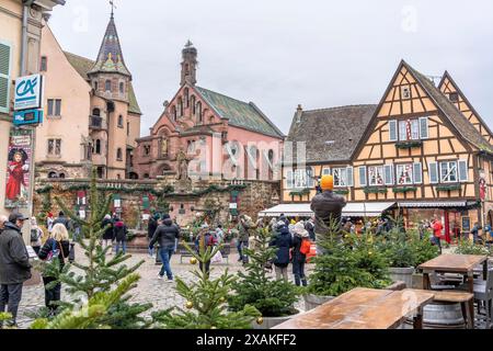 Europe, France, Grand est, Alsace, Eguisheim, place du Château avec Fontaine de Saint-Léon et Chapelle Saint-Léon IX Banque D'Images