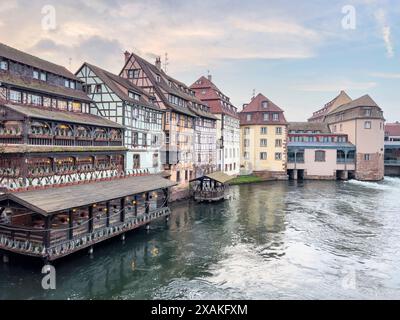 Europe, France, Grand est, Alsace, Strasbourg, petite France, maisons historiques à colombages au bord du canal Banque D'Images
