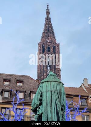 Europe, France, Grand est, Alsace, Strasbourg, vieille ville, vue sur la statue de Gutenberg sur la place Gutenberg et la tour de l'église de la cathédrale de Strasbourg Banque D'Images