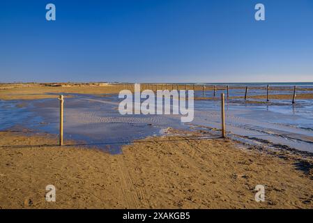 La plage de Barra del Trabucador partiellement inondée par un vent fort en hiver dans le delta de l'Èbre (Tarragone, Catalogne, Espagne) Banque D'Images