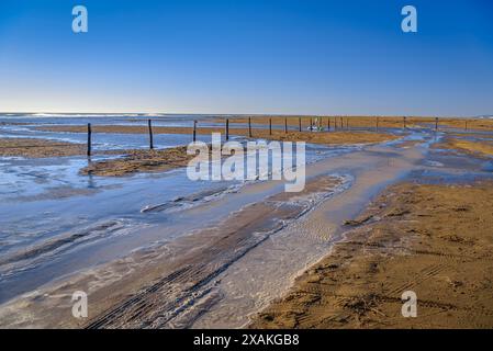 La plage de Barra del Trabucador partiellement inondée par un vent fort en hiver dans le delta de l'Èbre (Tarragone, Catalogne, Espagne) Banque D'Images