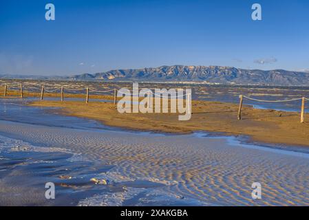 La plage de Barra del Trabucador partiellement inondée par un vent fort en hiver dans le delta de l'Èbre (Tarragone, Catalogne, Espagne) Banque D'Images