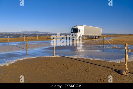 La plage de Barra del Trabucador partiellement inondée par un vent fort en hiver dans le delta de l'Èbre (Tarragone, Catalogne, Espagne) Banque D'Images