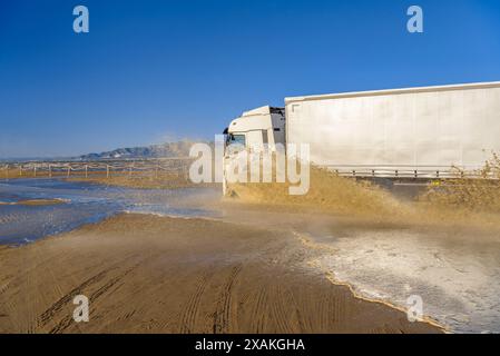 La plage de Barra del Trabucador partiellement inondée par un vent fort en hiver dans le delta de l'Èbre (Tarragone, Catalogne, Espagne) Banque D'Images